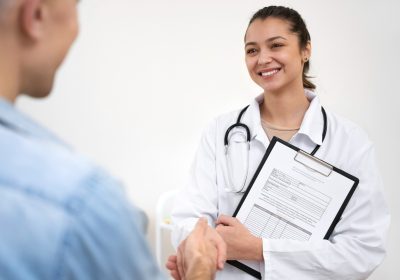 Imagem ilustrativa sobre plano de saúde para MEI mostrando um microeemprendedor individual consultando uma médica.