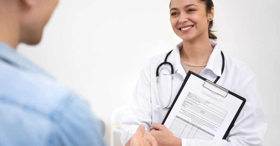 Imagem ilustrativa sobre plano de saúde para MEI mostrando um microeemprendedor individual consultando uma médica.
