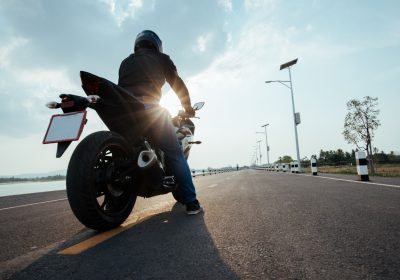 Homem viajando em sua motocicleta após contratar um seguro para moto.